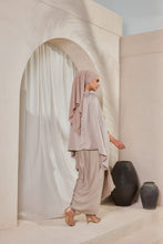 Load image into Gallery viewer, Jasmine Set in Dark Biege