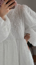 Lade das Bild in den Galerie-Viewer, Dotted white dress
