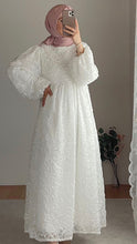 Lade das Bild in den Galerie-Viewer, Dotted white dress
